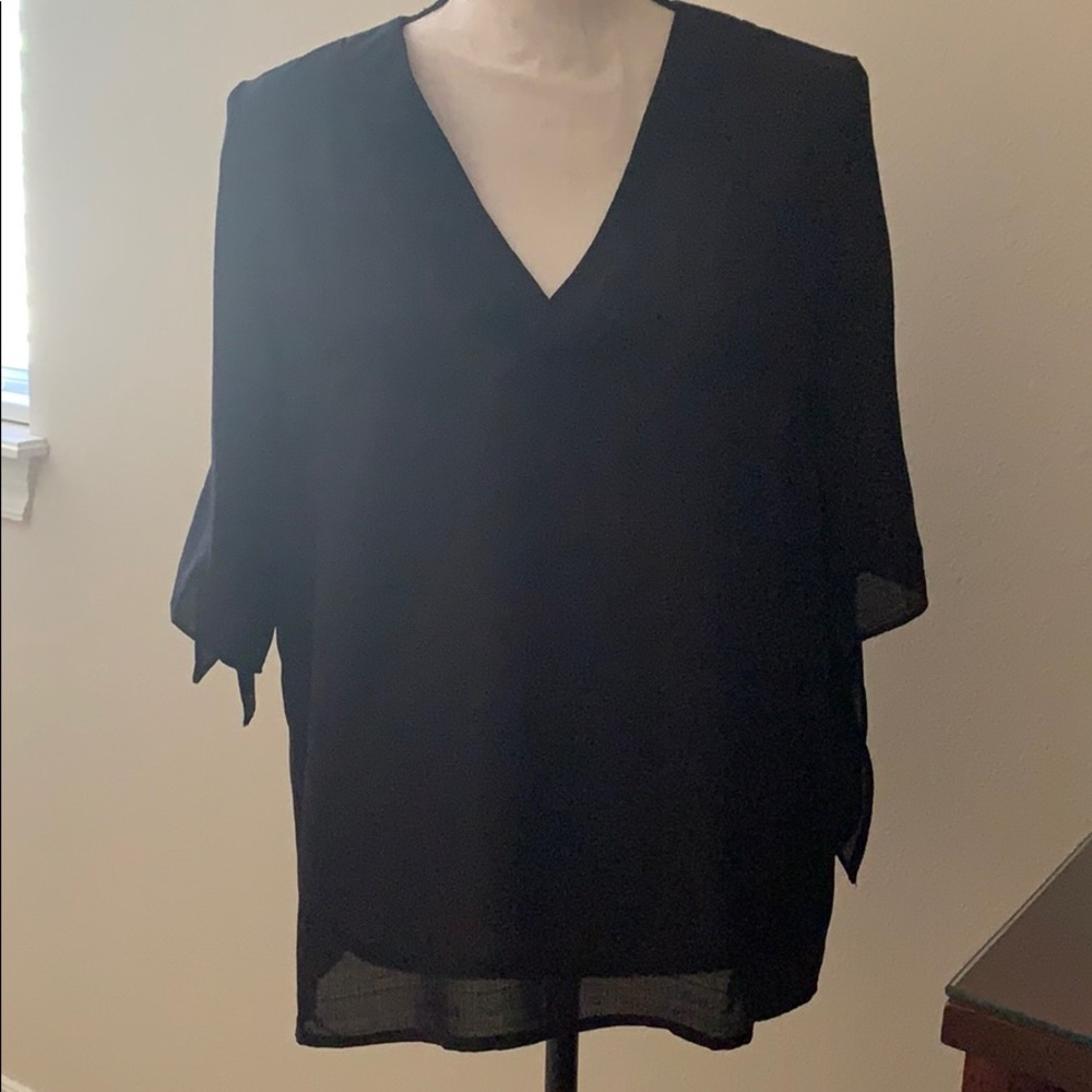 🔥🆕 MEDIUM Black Mittoshop V Neck Open Arm Top